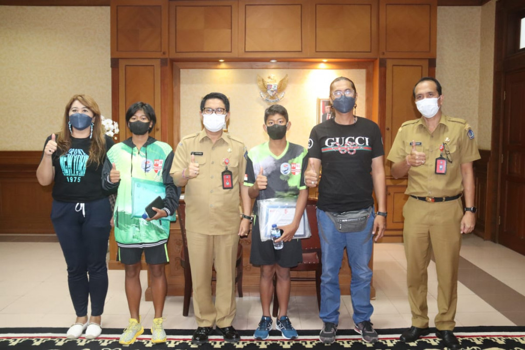 Sekda Adi Arnawa Terima Siswa-siswi SMPN 1 Mengwi, Jelang Kejuaraan Renang Antar Pelajar dan Perguruan Tinggi se-Indonesia di Yogyakarta